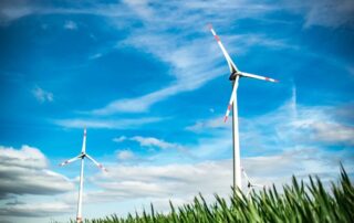 Windräder vor blauem Himmel und Wolken