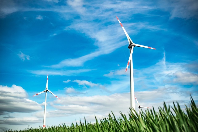 Windräder vor blauem Himmel und Wolken