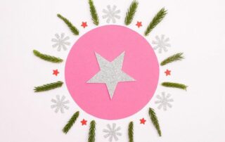 Weihnachtsstern aus Tannenzweigen und Papiersternen